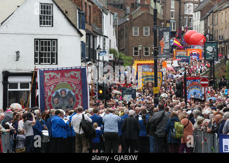 © sous licence à london news photos. 09/07/2016 Durham, Royaume-Uni.. la procession des bannières et les bandes, il y a manière cependant dur durham Banque D'Images