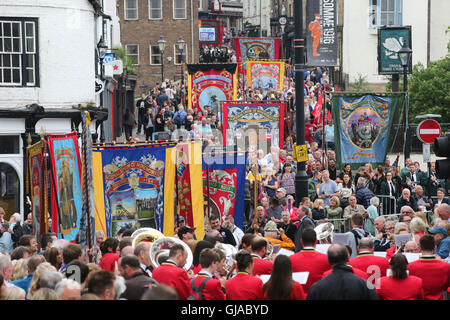 La procession des bannières et les bandes, il y a manière cependant Durham Durham pendant le gala des mineurs dans le comté de Durham, Royaume-Uni. Le gala je Banque D'Images