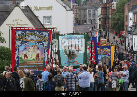 La procession des bannières et les bandes, il y a manière cependant Durham Durham pendant le gala des mineurs dans le comté de Durham, Royaume-Uni. Le gala je Banque D'Images