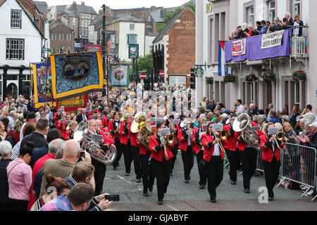 © sous licence à london news photos. 09/07/2016 Durham, Royaume-Uni.. la procession des bannières et les bandes, il y a manière cependant dur durham Banque D'Images