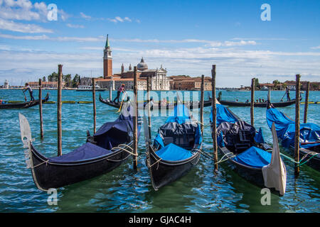 Vue sur le canal Giudecca vers l'île de San Giorgio Maggiore, à Venise, Vénétie, Italie. Banque D'Images