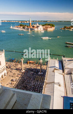 Vue sur la Piazzetta (premier plan), vers l'île de San Giorgio Maggiore, à Venise, Vénétie, Italie. Banque D'Images