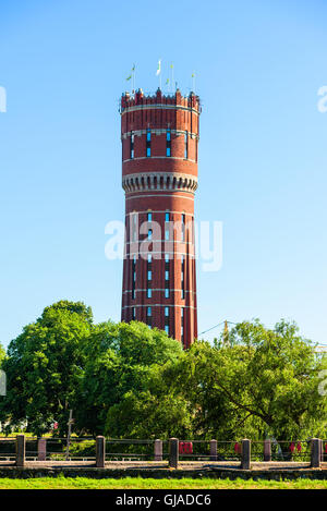 Kalmar, Suède - le 10 août 2016 : l'ancien château d'eau construit en 1897 à 1900 est maintenant transformé en appartements. Banque D'Images