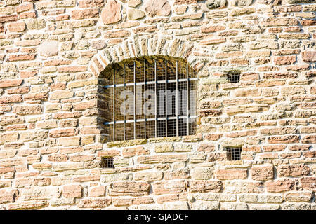 Prison interdit windows sur un château ou fortification. Banque D'Images