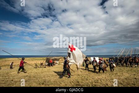 Membres de la plus ancienne re-enactment Society au Royaume-Uni, le Hogan-vexel, reconstituant le Grand Siège de 1645 le château de Scarborough pendant la Guerre Civile Anglaise, au château de Scarborough dans le Yorkshire. Banque D'Images