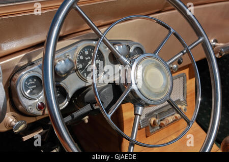 Le volant d'une vieille voiture retro close-up Banque D'Images