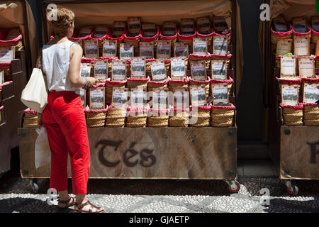 Granada, Espagne - 5 août 2016 : l'achat d'épices, de graines et de thé vendu dans un marché de rue traditionnels Banque D'Images