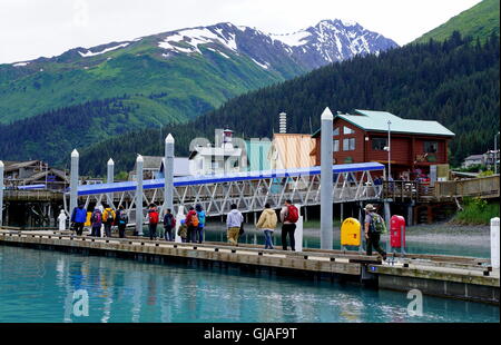 Un groupe de touristes arrivant à la petite embarcation harbour après la croisière à la baie des glaciers, la résurrection dans Seward, Alaska Banque D'Images