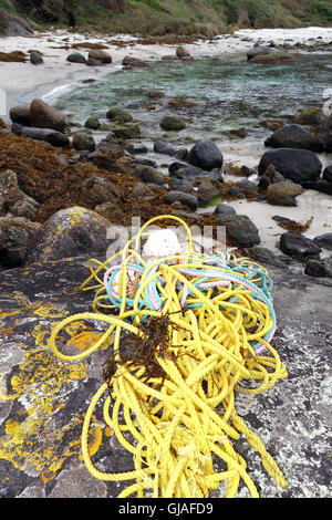 Corde en plastique et les engins de pêche perdus dans l'océan Austral échoués à Aldridge Cove, Nuyts réserve intégrale, l'ouest de l'Australie Banque D'Images