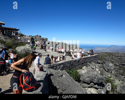 TABLE MOUNTAIN ET CAPE TOWN/AFRIQUE DU SUD - avril 7 2016 : de nombreux touristes visitent la montagne de la table sur une journée ensoleillée au Cap, Afrique du Sud Banque D'Images