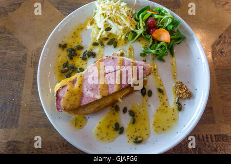 Le déjeuner de jambon rôti au miel Café sandwich ouvert avec la moutarde et les cornichons salade de Pommery Banque D'Images