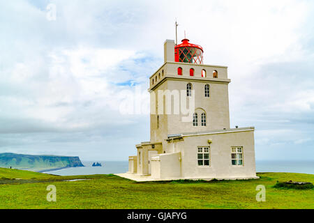 Phare du cap Dyrholaey près du village de Vik en Islande Banque D'Images