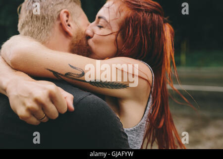 Beau couple kissing in the rain Banque D'Images