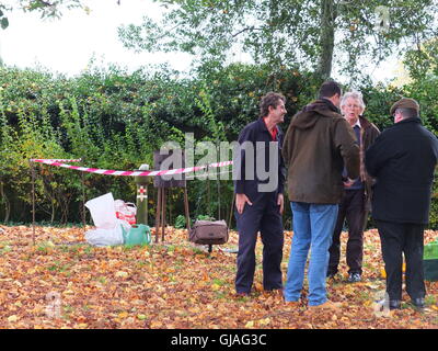 Les gens se rassemblent à l'Leon Recreation Ground avant le tir de la Fenny Poppers, événement annuel à Fenny Stratford on Nov 11e Banque D'Images