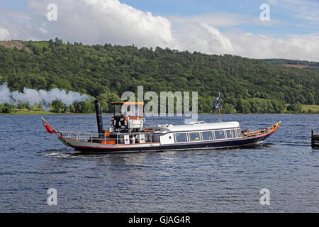 Yacht à vapeur sur gondole Coniston Water, Lake District Banque D'Images