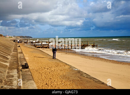 Une vue sur la plage et mer mur à Walcott, Norfolk, Angleterre, Royaume-Uni. Banque D'Images