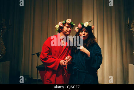 CONFETTI UK 2006 Debbie Isitt Michael (ROBERT WEBB) et Joanna (OLIVIA COLMAN) Régie : Debbie Isitt Banque D'Images