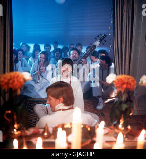 SOKO 5113- Foto : Peter (ROLAND MOMME JANTZ) wird in die Sekte aufgenommen. Regie : Kai Borsche aka. Dans die falsche Richtung Banque D'Images