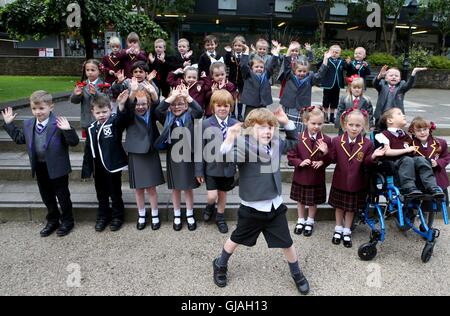 14 des 15 paires de jumeaux, à partir de la zone Inverclyde, posent pour une photographie à Clyde Square à Greenock, en avance sur leur première journée à l'école. Sur la photo, (rangée arrière de gauche à droite) Emma et la grâce McEleny (4), Fraser et Nathan McGrath (5), Jackson et Elizabeth Reid (5), et Brooke Skye Smith (4), Andrew et Thomas Stewart (4), (rangée du milieu de gauche à droite) Charlotte et Morgan Goyal (5), Orlagh et Niamh Keen (4), Charlie et Olivia Lyne (5), Olivia et Rhogen McCurry (5), (première rangée de gauche à droite) et Stuart Craig Arthur (5), Caragh et Sophie Doig (5), Jude et Luca Donnachie (5), Jessica et la Banque D'Images