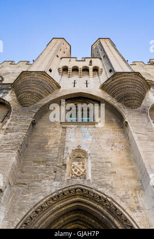 Jusqu'à l'imposant à tours twin gothique façade du Palais Neuf, Palais des Papes, Avignon, France Banque D'Images