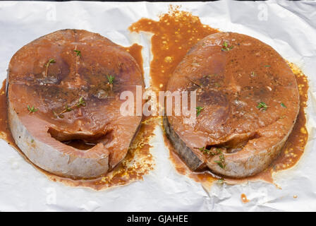 Darnes de thon cru avec la marinade sur le four four-plateau prêt pour libre. Banque D'Images