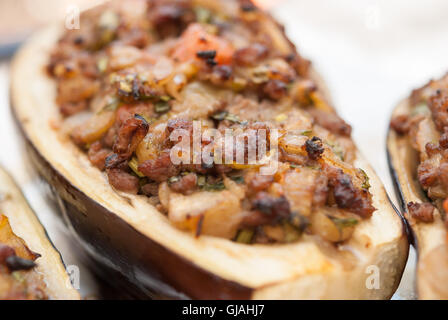 Aubergines farcies à la viande hachée cuite au four closeup Banque D'Images