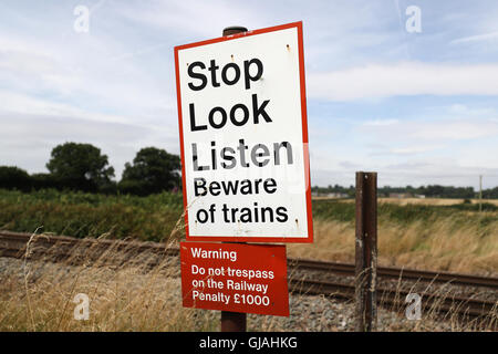 Vue générale d'une compagnie de passage pour piétons à proximité de Oakley, Hampshire, avec un arrêt, Regardez, écoutez sign Banque D'Images