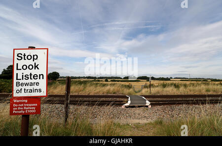 Vue générale d'une compagnie de passage pour piétons à proximité de Oakley, Hampshire, avec un arrêt, Regardez, écoutez sign Banque D'Images