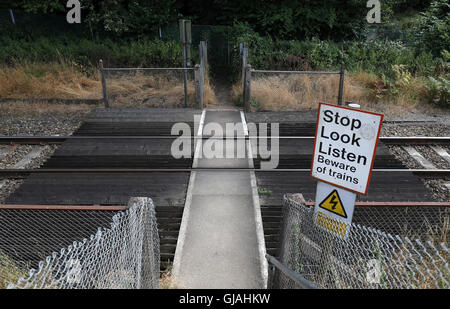 Vue générale d'une compagnie de passage pour piétons à proximité de Oakley, Hampshire, avec un arrêt, Regardez, écoutez sign Banque D'Images