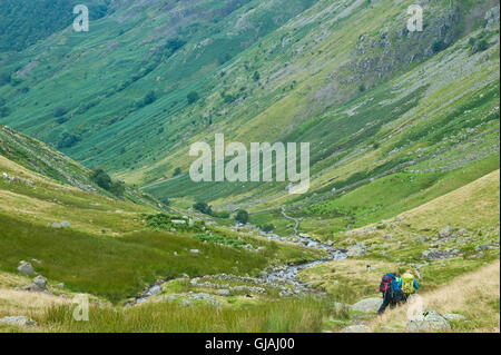 Les marcheurs en ordre décroissant d'élever le long de greenup gill vers borrowdale, Keswick, Lake District, Cumbria Banque D'Images