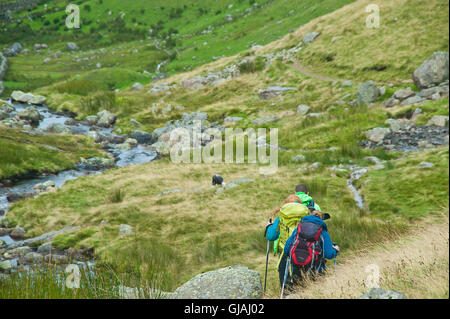 Les marcheurs en ordre décroissant d'élever le long de greenup gill vers borrowdale, Keswick, Lake District, Cumbria Banque D'Images