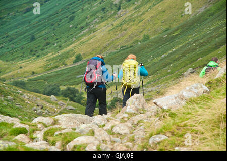 Les marcheurs en ordre décroissant d'élever le long de greenup gill vers borrowdale, Keswick, Lake District, Cumbria Banque D'Images