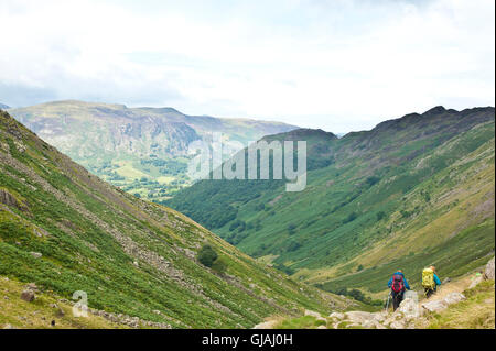 Les marcheurs en ordre décroissant d'élever le long de greenup gill vers borrowdale, Keswick, Lake District, Cumbria Banque D'Images