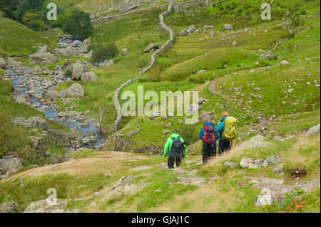 Les marcheurs en ordre décroissant d'élever le long de greenup gill vers borrowdale, Keswick, Lake District, Cumbria Banque D'Images