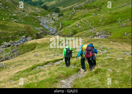 Les marcheurs en ordre décroissant d'élever le long de greenup gill vers borrowdale, Keswick, Lake District, Cumbria Banque D'Images