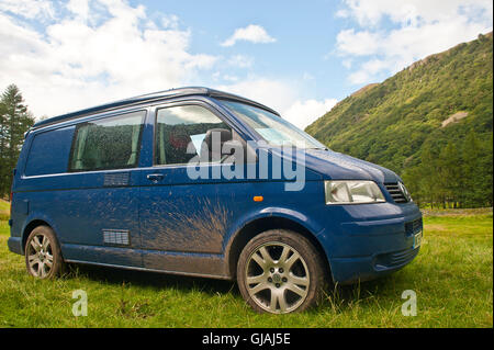 VW T5 van à Buttermere dans cumbrian Fells exploration Banque D'Images