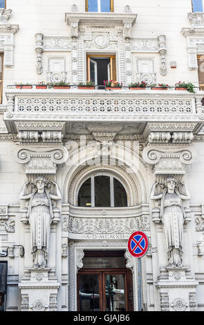 Façade typiquement italien dans la Via XX Settembre de Genova. Ligurie, Italie. Banque D'Images