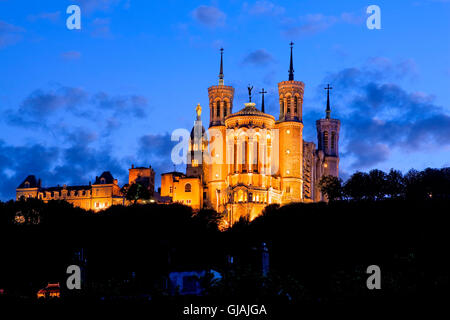 Basilique Notre-Dame de Fourvière dans la nuit à Lyon, France Banque D'Images