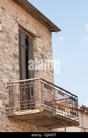 Balcon avec la vieille porte en bois rustique sur la façade de la vieille maison traditionnelle grecque. Kalavassos. Chypre. Banque D'Images