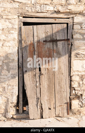 Élément de la maison grecque abandonnée. Vieille porte en bois libre. Kato Drys village. Chypre. Banque D'Images