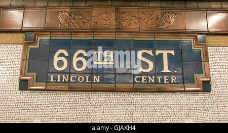 Un signe sur un mur de la station de métro 66th Street à New York City. Banque D'Images