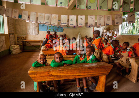 Enfants ougandais qui pose devant l'appareil photo à Kasese, province de l'Ouganda Banque D'Images