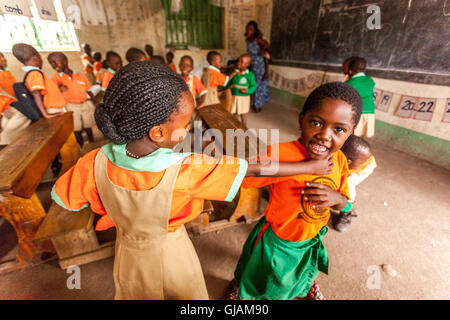 Enfants ougandais qui pose devant l'appareil photo à Kasese, province de l'Ouganda Banque D'Images