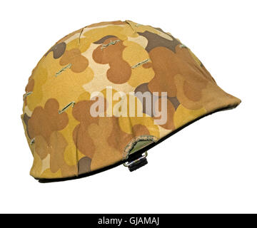 Un casque militaire américaine avec un M1, modèle cloud Mitchell ou automne-hiver, couverture de camouflage. Banque D'Images