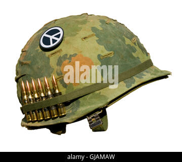 Un casque militaire américaine avec un M1 Couverture de camouflage pattern Mitchell de la guerre du Vietnam. Banque D'Images