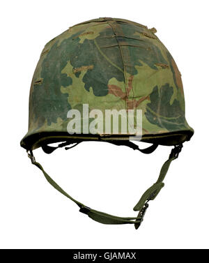 Un casque militaire américaine avec un M1 Couverture de camouflage pattern Mitchell de la guerre du Vietnam. Banque D'Images