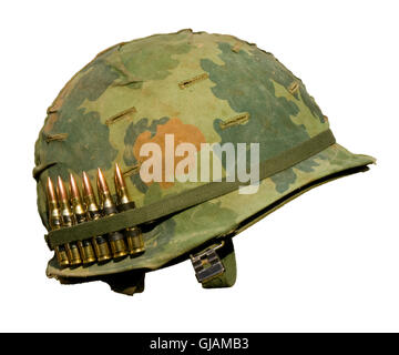 Un casque militaire américaine avec un M1 Couverture de camouflage pattern Mitchell de la guerre du Vietnam. Banque D'Images