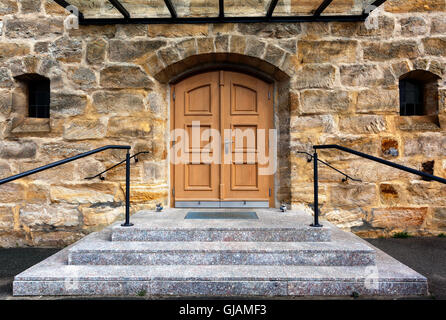 Ancienne porte en bois et mur de pierre. Banque D'Images