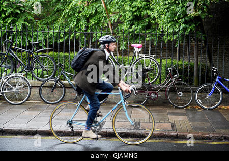 Cambridge Cambridgeshire UK - Vélos et cyclistes dans la rue Banque D'Images