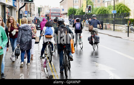 Cambridge Cambridgeshire UK - Les cyclistes par temps humide Banque D'Images